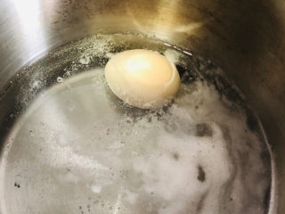 耳光炒饭,做一个温泉蛋：锅里放水，一个鸡蛋小火烧至70度左右盖上锅盖在焖半小时左右即可。