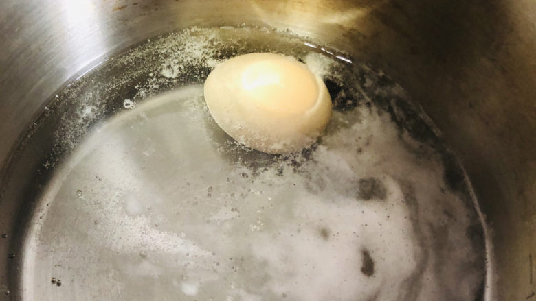 耳光炒饭,做一个温泉蛋：锅里放水，一个<a style='color:red;display:inline-block;' href='/shicai/ 9'>鸡蛋</a>小火烧至70度左右盖上锅盖在焖半小时左右即可。