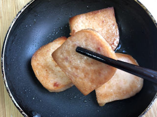 耳光炒饭,午餐肉用平底锅两面煎一下备用。