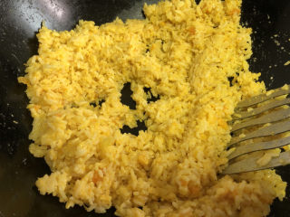耳光炒饭,加入包裹了蛋液的米饭，改大火快速翻炒。