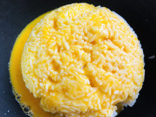 耳光炒饭,米饭提前煮好放冰箱冷藏一夜，
打散的蛋液倒在米饭上拌匀，让每一粒饭上均匀的包裹上蛋液。