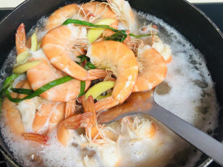 耳光炒饭,虾头下沸水锅里煮2分钟左右关火，捞出虾放量。
加葱姜料酒一起煮去腥。