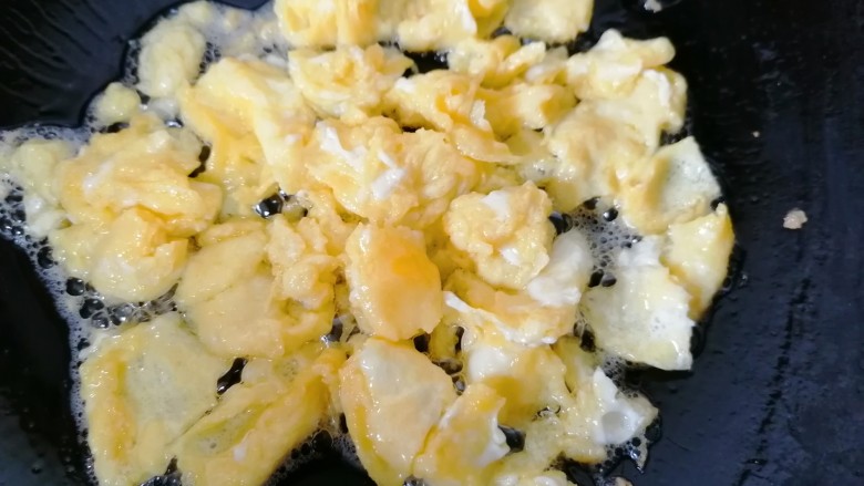 青菜炒饭,倒入蛋液快速将鸡蛋炒成小块然后盛出