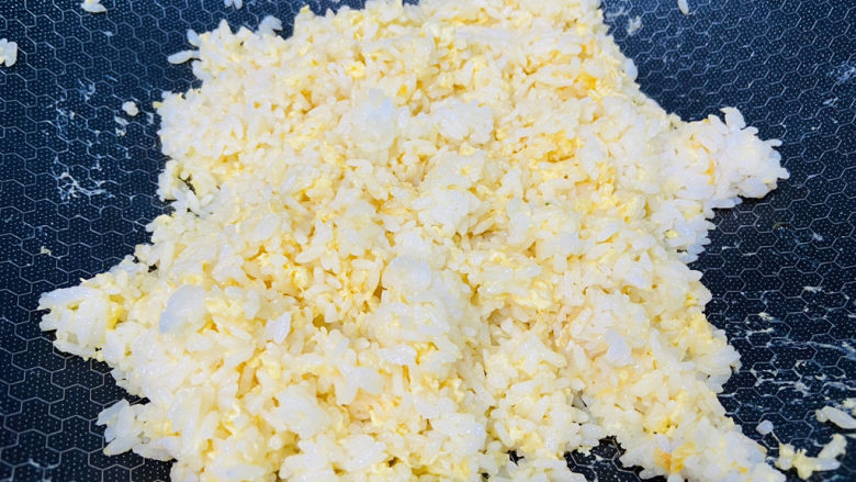 青菜炒饭,翻炒均匀让米饭裹上蛋液