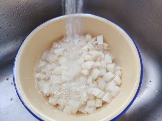 糖醋莲藕,用流动水冲洗一下，洗掉淀粉质