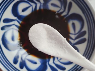 糖醋莲藕,一小勺细盐