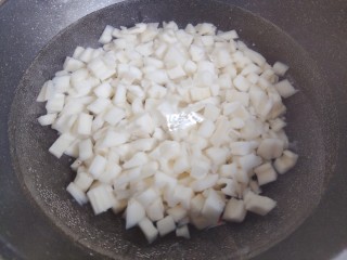 糖醋莲藕,锅内煮适量清水，水开后放入莲藕，大火煮3分钟