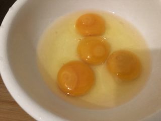 酸豆角炒鸡蛋,鸡蛋打碗里