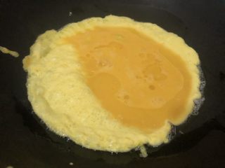 酸豆角炒鸡蛋,油微热，下鸡蛋液
