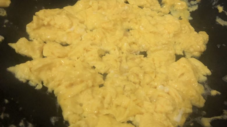 酸豆角炒鸡蛋,两面各煎半分钟，用铲切小块，起锅