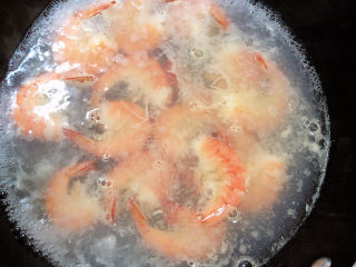 耳光炒饭,虾仁放入开水锅中，加入盐，煮至7成熟。