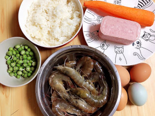 耳光炒饭,准备好食材。隔夜饭、鲜虾、鸡蛋、咸鸭蛋、豌豆、胡萝卜、午餐肉。