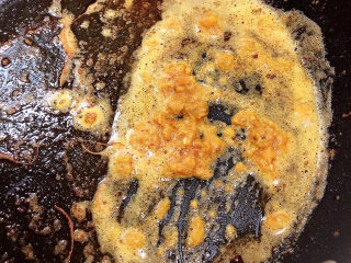 耳光炒饭,虾油锅中加捣碎的咸蛋黄碎，炒香。