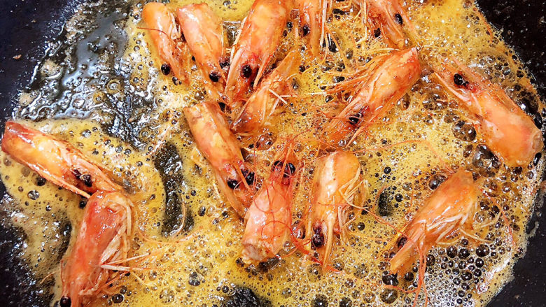 耳光炒饭,虾头炼油，当油呈金黄色时，将虾头捞出弃置。