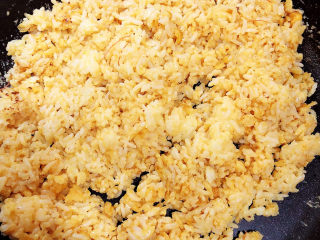 耳光炒饭,快速翻炒至米粒均匀上色。