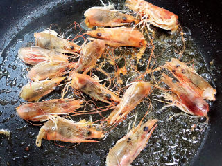 耳光炒饭,锅中倒入油，放入虾头，练出虾油。