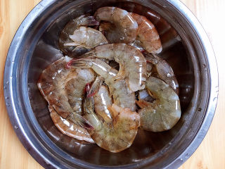 耳光炒饭,将新鲜基围虾洗净留尾去头。
