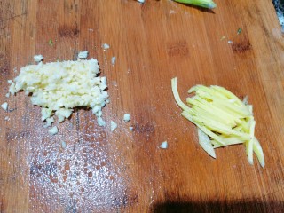 蒜香鸡翅,姜切成丝，蒜头去皮后剁碎