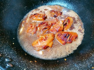 蒜香鸡翅,加入适量水，加入蚝油翻炒均匀，再盖上锅盖焖煮至水开