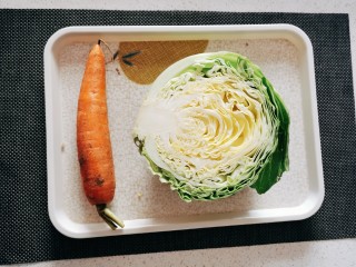 自制泡菜,胡萝卜和圆白菜