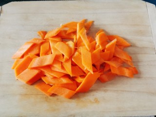 自制泡菜,胡萝卜切片。