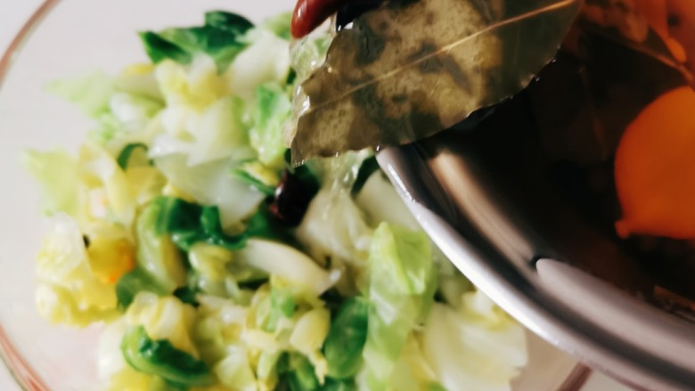 自制泡菜,倒入煮好的料水。