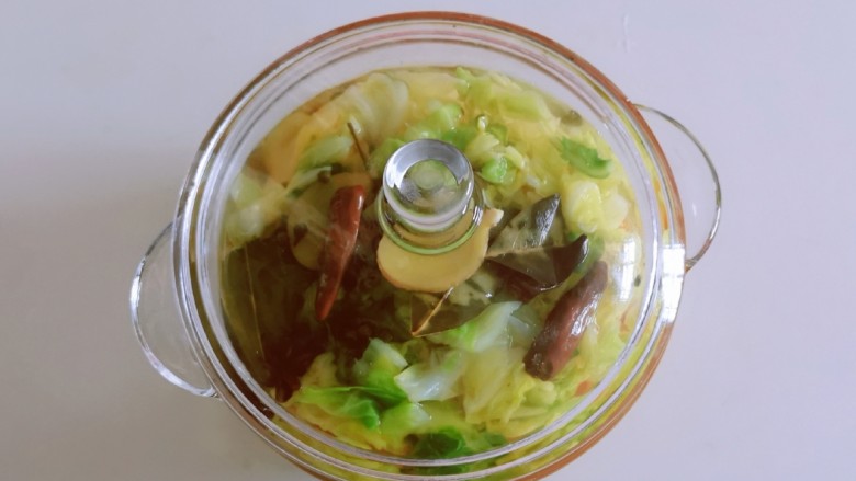 自制泡菜,拌匀，加盖子放入冰箱腌制。