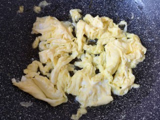 西兰花炒鸡蛋,炒熟盛出备用。