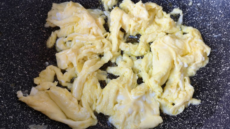 西兰花炒鸡蛋,炒熟盛出备用。