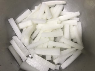 黄金萝卜,改刀切段放入适量的盐腌制半小时