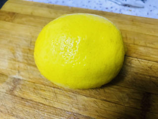 黄金萝卜,柠檬用盐搓洗干净后切片