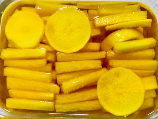 黄金萝卜,酸甜口的萝卜：只加柠檬片，白醋，苹果醋各两勺，白糖一勺盖盖