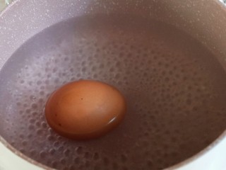 耳光炒饭,另取一个奶锅，烧开水，放入一个鸡蛋，盖上盖子焖30分钟左右。如果不喜欢温泉蛋，可以等水开后煮五六分钟即可