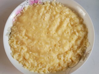 耳光炒饭,把蛋液倒入隔夜的米饭上，用筷子搅匀，让米饭都能沾取到蛋液