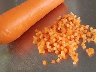 耳光炒饭,取小半根胡萝卜，切成片，再切成正方形的丁