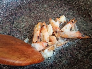 耳光炒饭,再把虾头倒进锅里，炒出虾油后，把虾头取出，锅里只留虾油