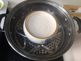 莲藕饼,放入已烧开水的蒸锅内，大火蒸5分钟