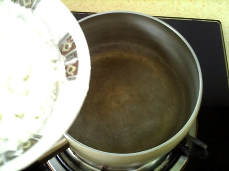 水晶蒸饺,水煮沸，一边搅拌一边倒入粉，