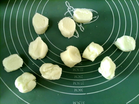 水晶蒸饺,分割成大小相同的剂子。