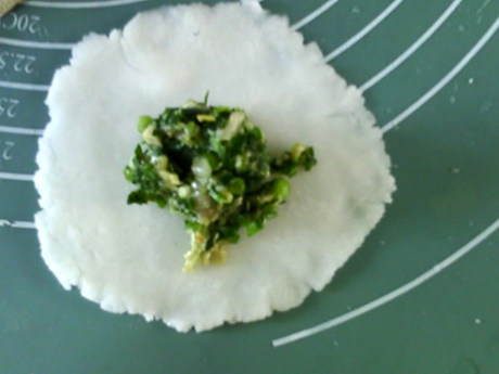 水晶蒸饺,擀成圆片，放入适量馅料。