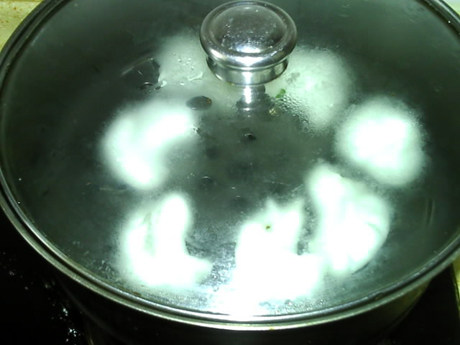 水晶蒸饺,放入沸水锅中，大火蒸约7分钟左右