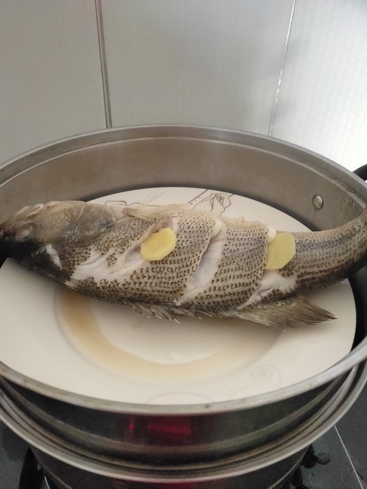 清蒸鲈鱼,鱼放盘中,开水锅中大火蒸8分钟
