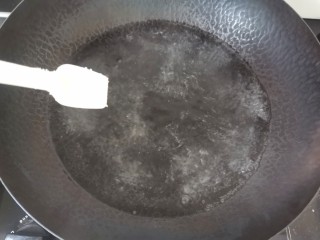 猪油汤面,锅里水烧开加入少许盐几滴油