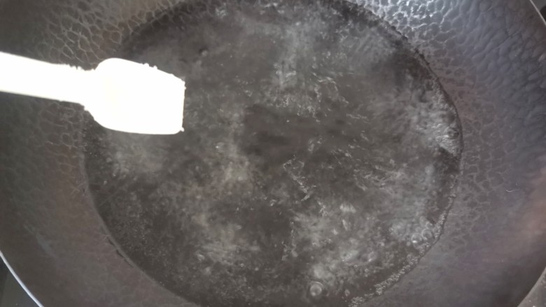 猪油汤面,锅里水烧开加入少许盐几滴油