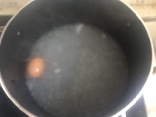 耳光炒饭,锅中水烧开放鸡蛋煮1分钟关火焖10分钟，让鸡蛋泡个温泉浴