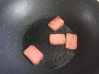 耳光炒饭,起锅热油，下入午餐肉小火煎至表面焦黄盛出备用