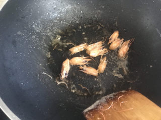 耳光炒饭,锅里留底油，下入虾头炒出虾头红油，然后把虾头盛出来