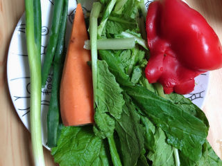 青菜炒饭,准备好蔬菜，胡萝卜、红椒、青菜、小葱。