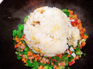 青菜炒饭,倒入隔夜米饭。