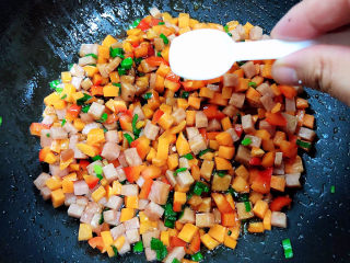 青菜炒饭,加入盐，翻炒均匀。